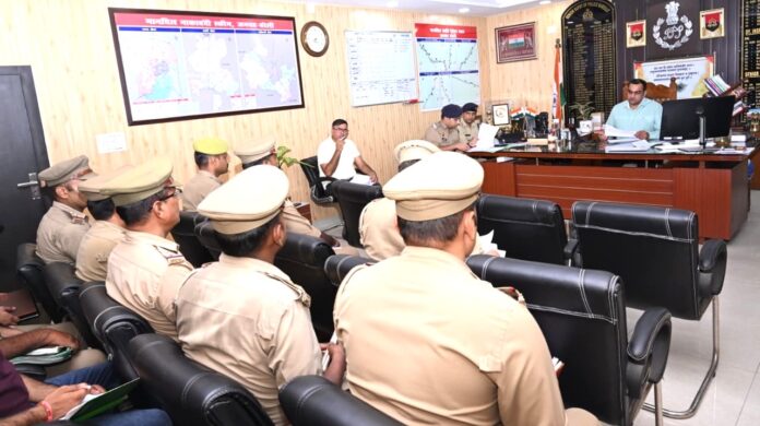 एसएसपी अनुराग आर्य देते दिशा-निर्देश