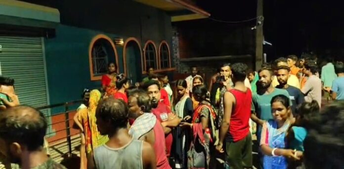 समाधि पति के घर पर पहुंचे स्थानीय लोग
