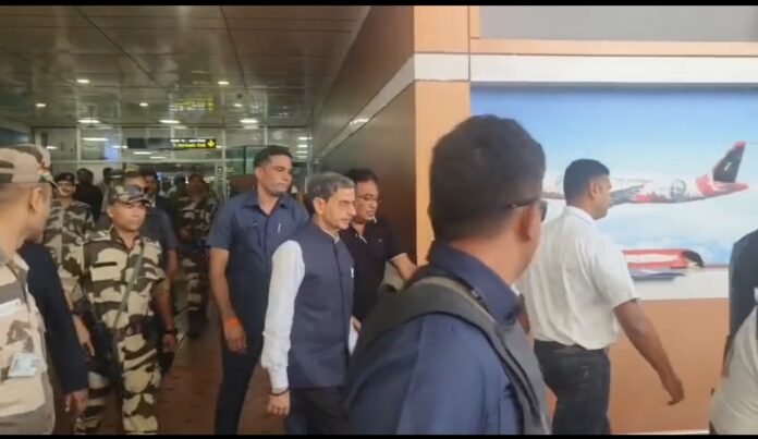 पश्चिम बंगाल के राज्यपाल बागडोगरा हवाई अड्डे से निकलते
