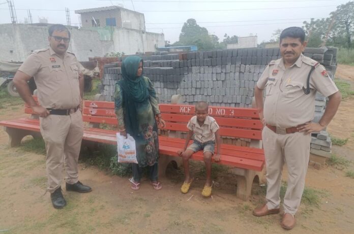 गुमशुदा बच्ची को ढूंढकर परिजनों को सौंपते पुलिस