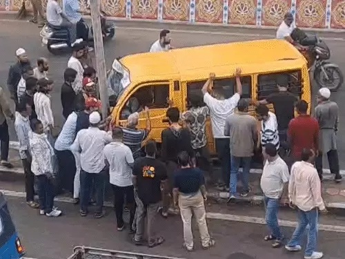 कोहेफिजा फ्लाईओवर पर स्कूल वैन हादसा कोहेफिजा फ्लाईओवर पर स्कूल वैन हादसा