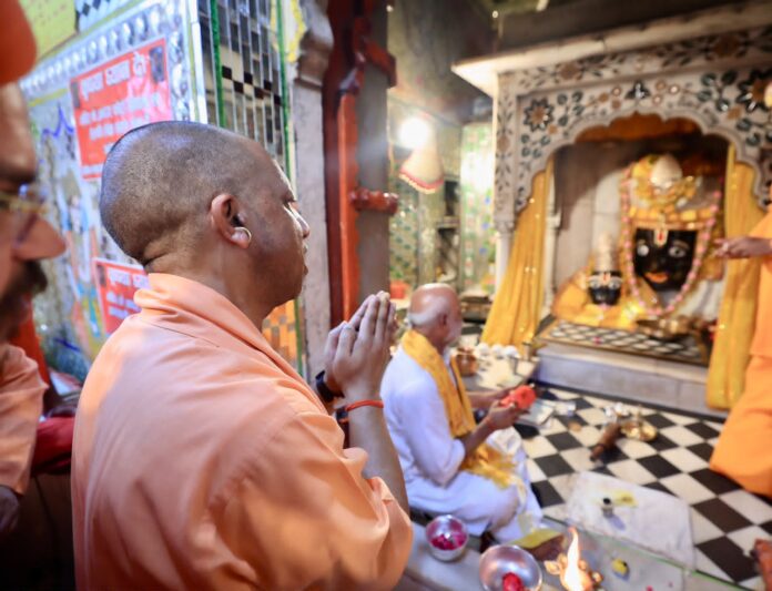 योगी आदित्यनाथ कामतानाथ मंदिर का दृश्य योगी आदित्यनाथ कामतानाथ मंदिर का दृश्य