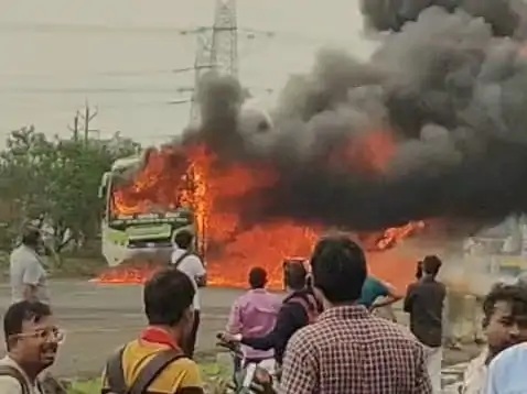 बस आग में यात्री बस आग में यात्री