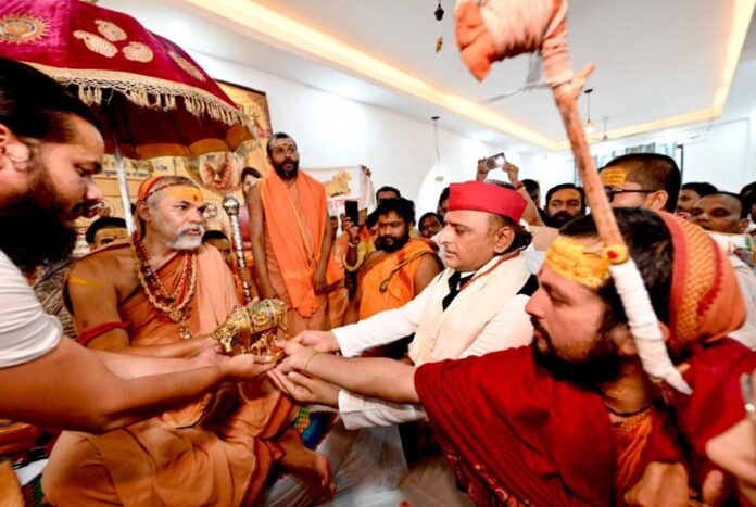 अखिलेश यादव की तस्वीरें देखें