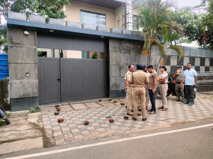 पुलिस अधिकारी जांच करते हुए