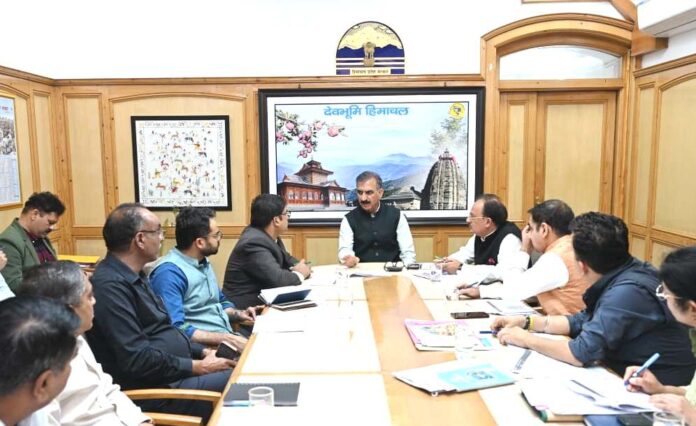 मुख्यमंत्री बैठक की अध्यक्षता करते हुए
