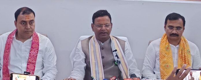 भाजपा प्रदेश अध्यक्ष पंकज चौधरी वार्ता करते हुए