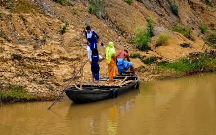 विद्यार्थी नाव में आवागमन करते हैं
