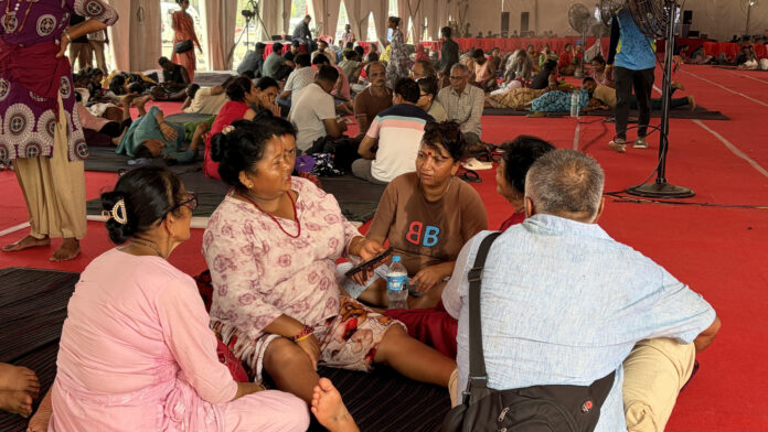 लखनपुर कॉरिडोर पर तीर्थयात्री लखनपुर कॉरिडोर पर तीर्थयात्री