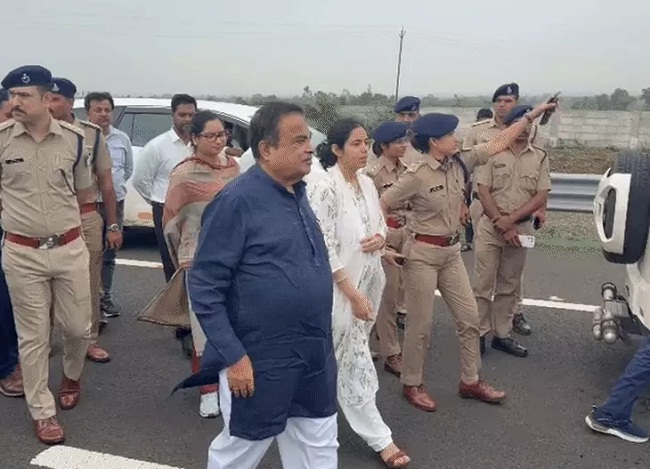 रतलाम जिले की सीमा पर निरीक्षण करते हुए गडकरी रतलाम जिले की सीमा पर निरीक्षण करते हुए गडकरी