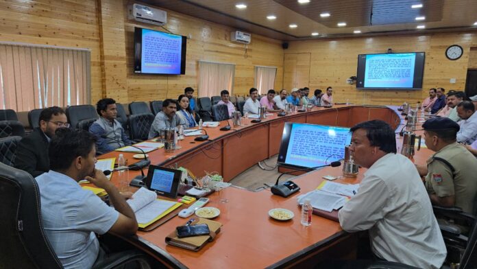 बैठक में चर्चा करते अधिकारी