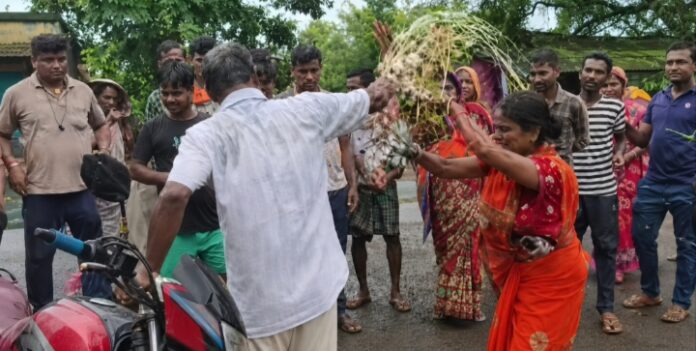 तृणमूल क्षेत्राध्यक्ष पर आक्रोश दिखाते नेता तृणमूल क्षेत्राध्यक्ष पर आक्रोश दिखाते नेता