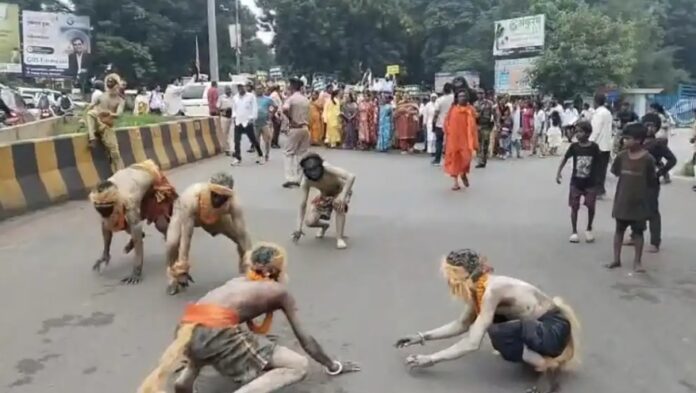 झामुमो का प्रदर्शन और रामायण के पात्रों का रुप धरे कलाकार