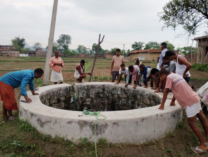 कुएं में फेंके गए बच्चे और उनके परिवार के सदस्य कुएं में फेंके गए बच्चे और उनके परिवार के सदस्य