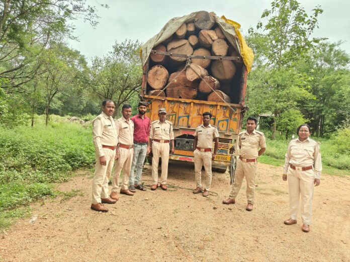 वाहन समेत लकड़ी जब्त की गई वाहन समेत लकड़ी जब्त की गई
