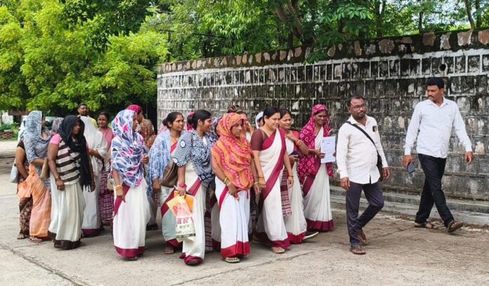आशा कार्यकर्ता ज्ञापन सौंपती हुई