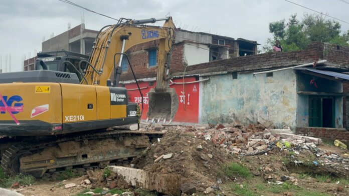 मकान तोड़ती जेसीबी मशीन वीडियो मकान तोड़ती जेसीबी मशीन वीडियो