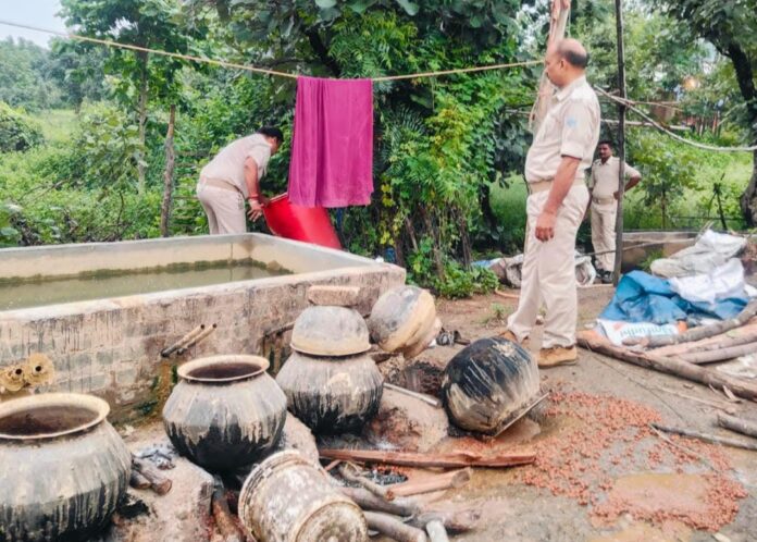 पुलिस अवैध शराब भट्टी ध्वस्त करते हुए