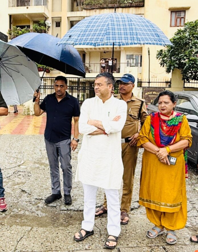 देहरादून मेयर निरीक्षण करते हुए