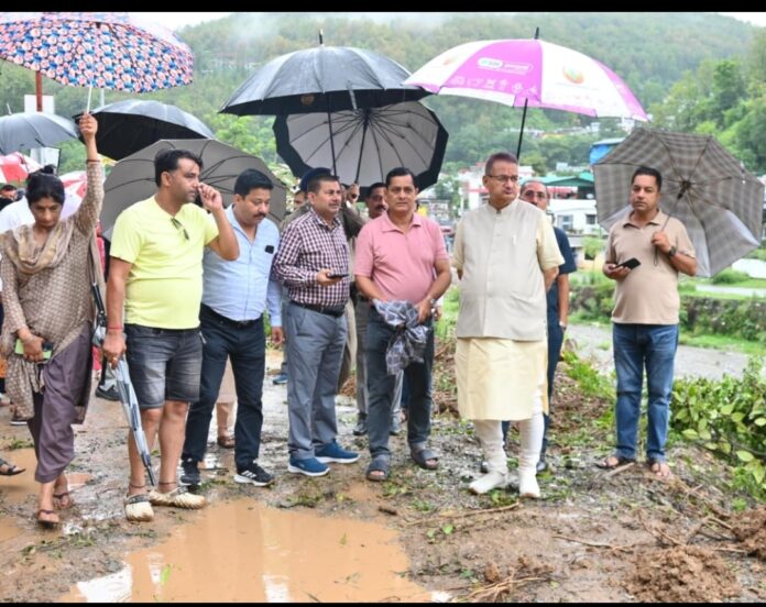 मंत्री गणेश जोशी निरीक्षण करते हुए अपने क्षेत्र की स्थिति का जायजा लेते हुए।