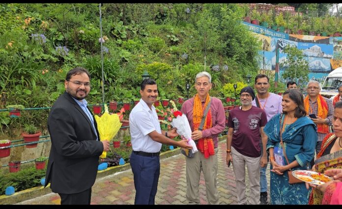 कैलाश मानसरोवर यात्रियों का स्वागत करते हुए