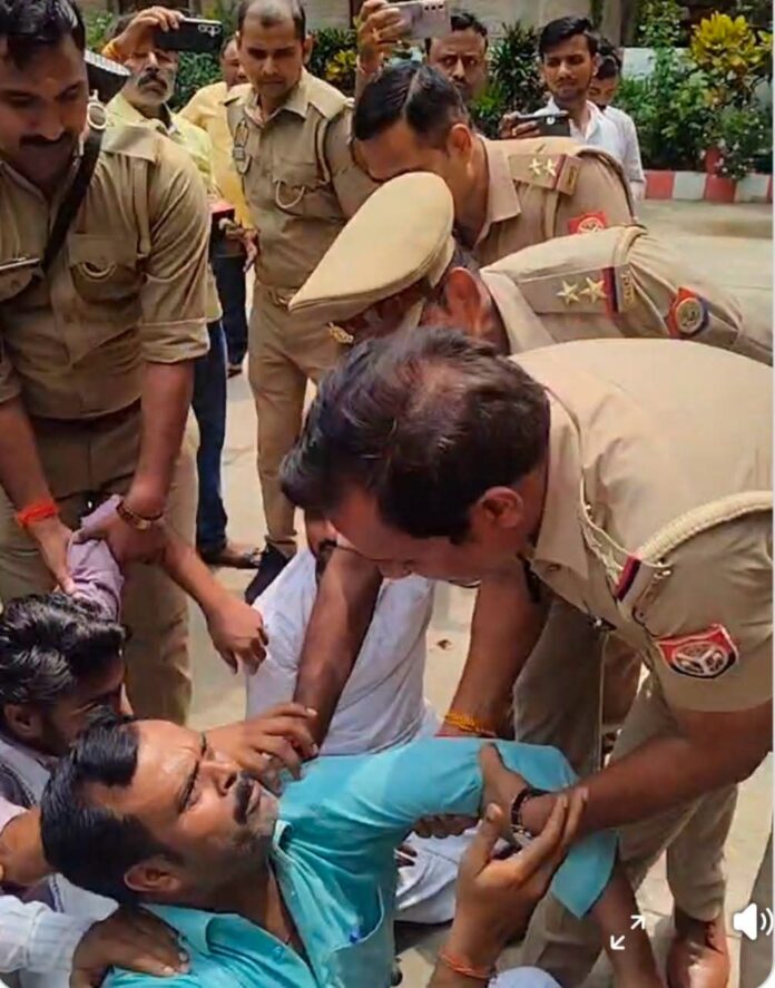 कांग्रेस नेता नारेबाजी करते हुए