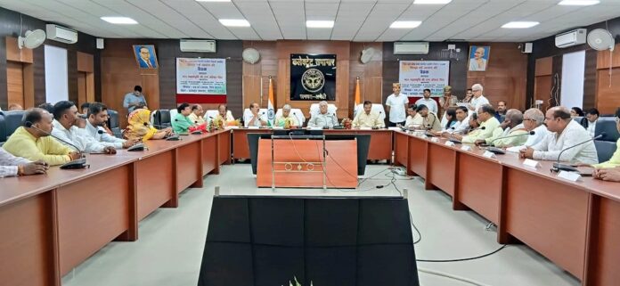 बैठक की फोटो और विरोध