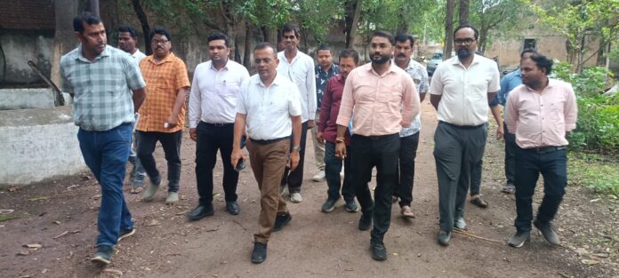 कलेक्टर ने कारखाना और बैंक का निरीक्षण किया