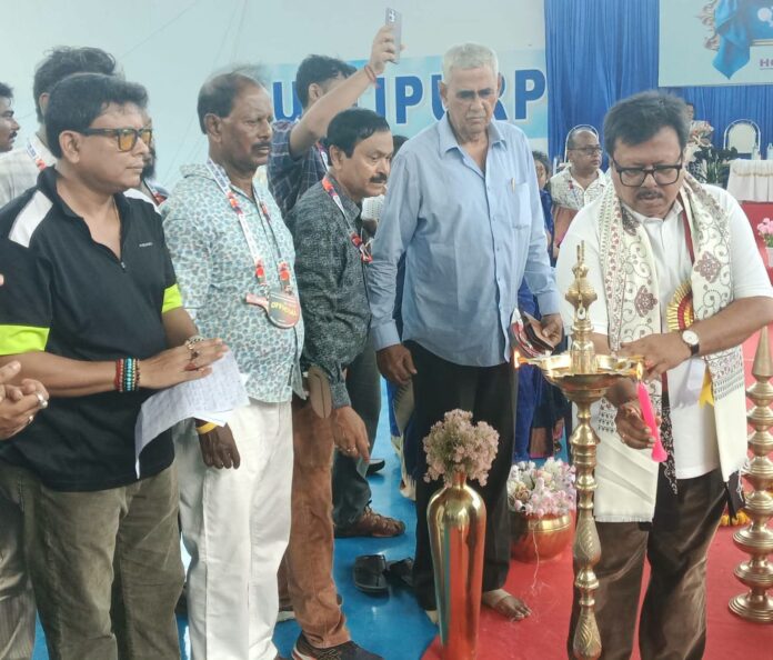 सबीर नाग दीप प्रज्ज्वलित करते हैं