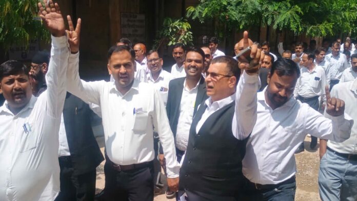 राजस्व वकीलों का विरोध प्रदर्शन राजस्व वकीलों का विरोध प्रदर्शन