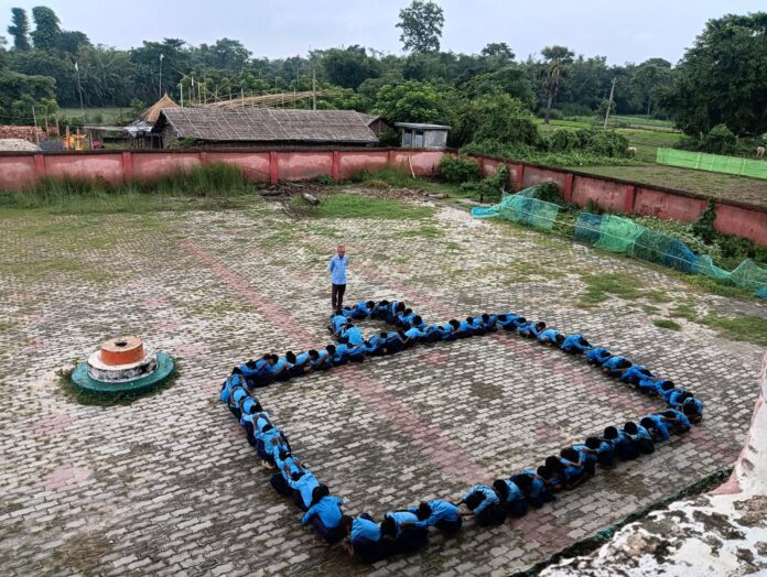 अररिया में मानव श्रृंखला बनाने वाले लोग