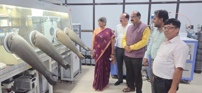 पूर्वांचल विश्वविद्यालय कुलपति निरीक्षण करते हुए