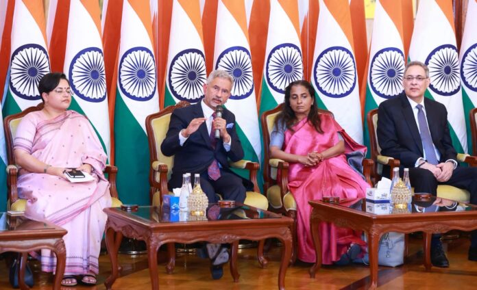 विदेश मंत्री बैठक में संदेश देते हुए विदेश मंत्री बैठक में संदेश देते हुए