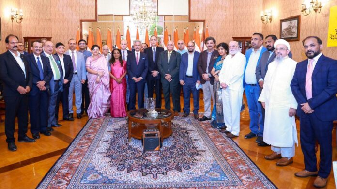 सामाजिक संस्थाओं के नेताओं के साथ ग्रुप फोटो सामाजिक संस्थाओं के नेताओं के साथ ग्रुप फोटो