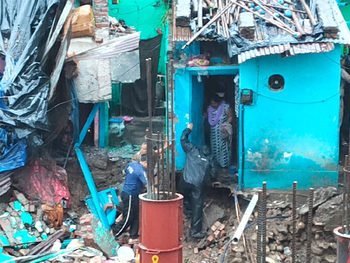 क्षतिग्रस्त मकान का दृश्य और पुनर्निर्माण की प्रक्रिया
