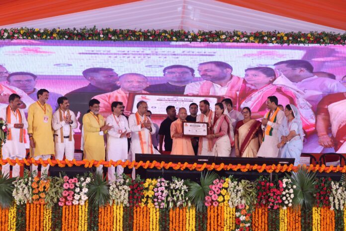 मुख्यमंत्री चेक वितरण करते हुए