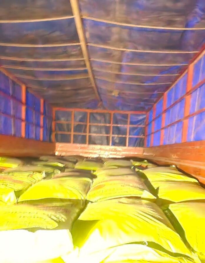 उर्वरक जब्त के बाद किसानों की आंदोलन