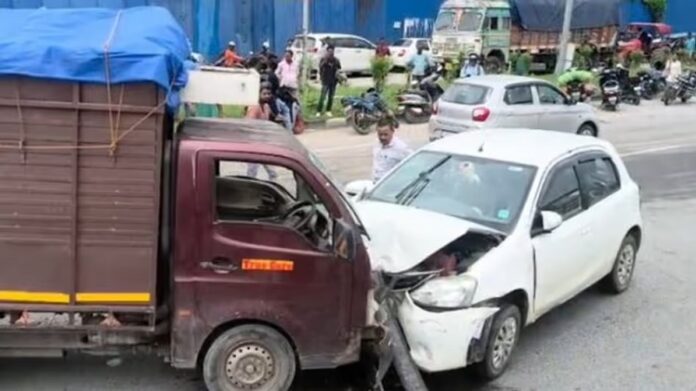 सड़क हादसे की दिल दहला देने वाली तस्वीरें सड़क हादसे की दिल दहला देने वाली तस्वीरें