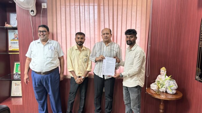 कुलपति को ज्ञापन सौंपते एसीएस अध्यक्ष सहित अन्य विश्वविद्यालय के शिक्षक कुलपति को ज्ञापन सौंपते एसीएस अध्यक्ष सहित अन्य विश्वविद्यालय के शिक्षक