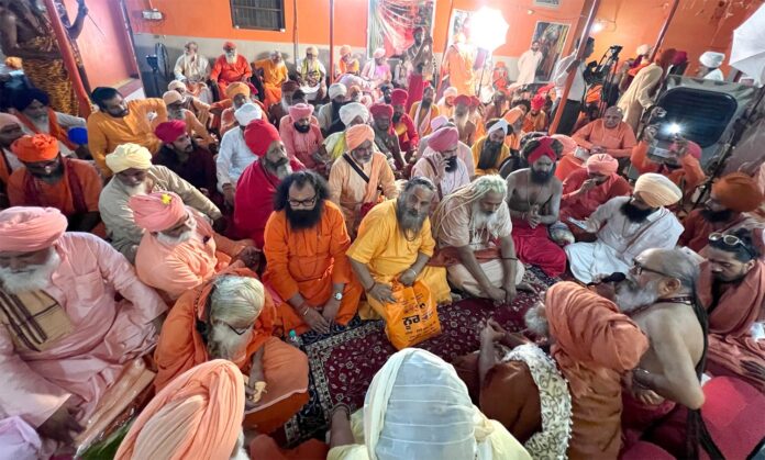 संत महंत की बैठक में निर्णय लिए गए संत महंत की बैठक में निर्णय लिए गए