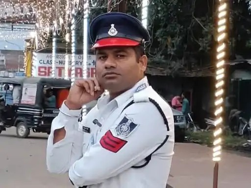 निलंबित प्रधान आरक्षक विवेकानंद तिवारी की तस्वीर निलंबित प्रधान आरक्षक विवेकानंद तिवारी की तस्वीर
