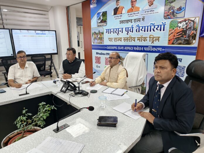आपदा प्रबंधन तैयारियों की समीक्षा करते अधिकारी