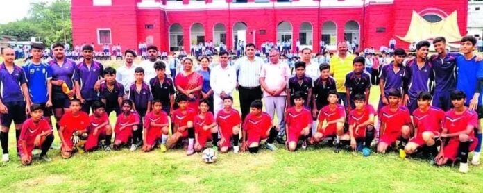 फुटबॉल प्रतियोगिता में बिजनौर और मुरादाबाद के पारकर कॉलेज की टीम