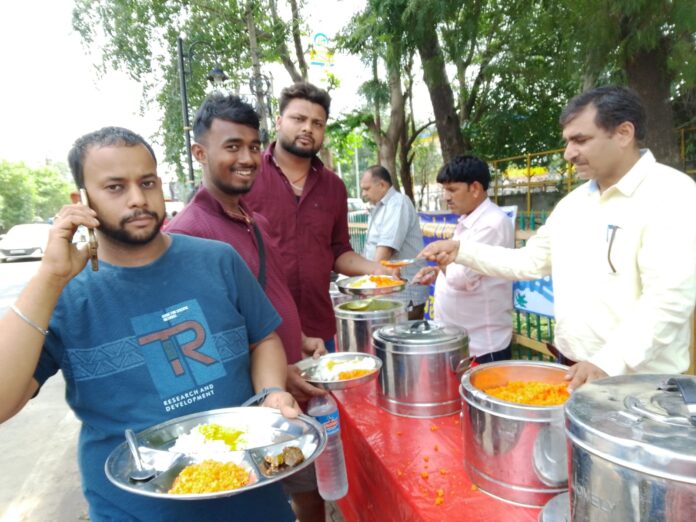 जम्मू रेलवे स्टेशन पर अमरनाथ यात्रियों की सेवा जम्मू रेलवे स्टेशन पर अमरनाथ यात्रियों की सेवा