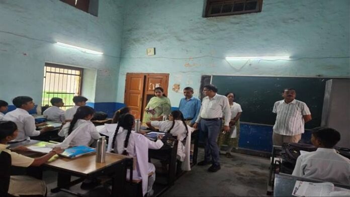 ग्वालियर तहसीलदार शासकीय स्कूल निरीक्षण ग्वालियर तहसीलदार शासकीय स्कूल निरीक्षण
