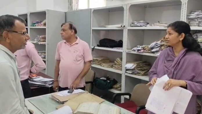 नकल शाखा पेंडेंसी पर कलेक्टर