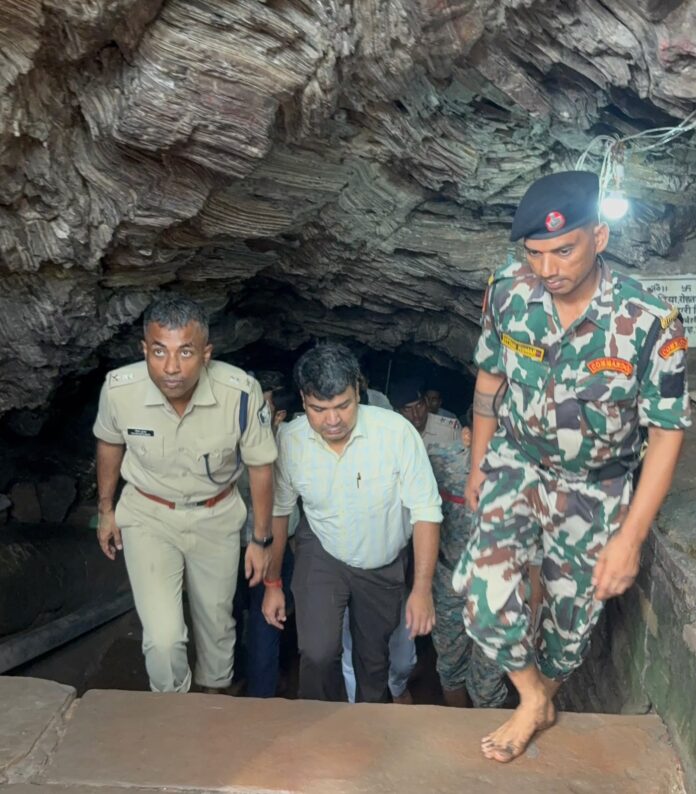 गुप्ताधाम निरीक्षण करते अधिकारी गुप्ताधाम निरीक्षण करते अधिकारी