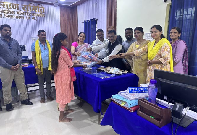फोस्टर केयर योजना के तहत दो बच्चों को सौंपा गया फोस्टर केयर योजना के तहत दो बच्चों को सौंपा गया