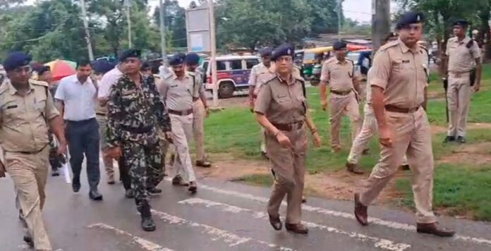 डीजीपी निरीक्षण करते हुए पुलिसकर्मियों की कार्यशैली डीजीपी निरीक्षण करते हुए पुलिसकर्मियों की कार्यशैली