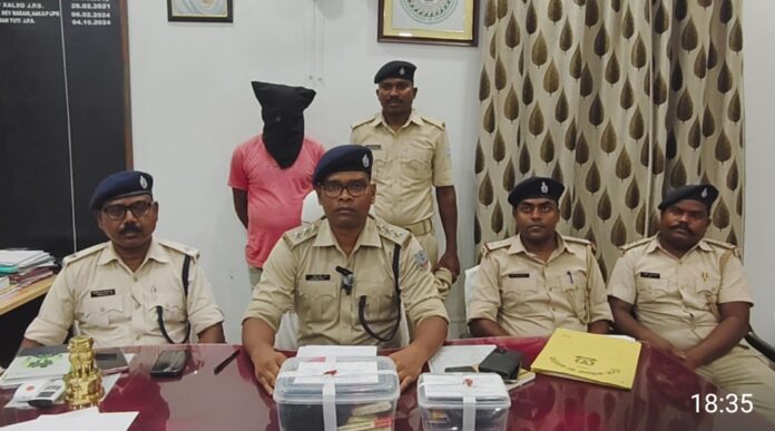 गिरफ्तार आरोपी की जानकारी देते अनुमंडल पुलिस पदाधिकारी